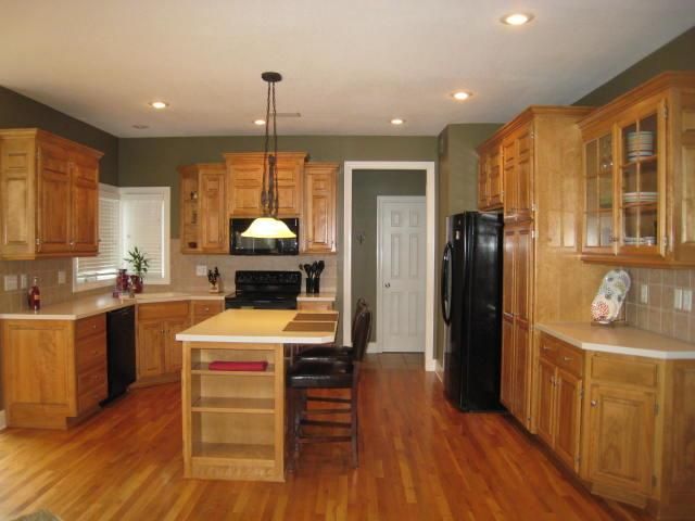 16228 Ash St, Overland Park, KS 66085