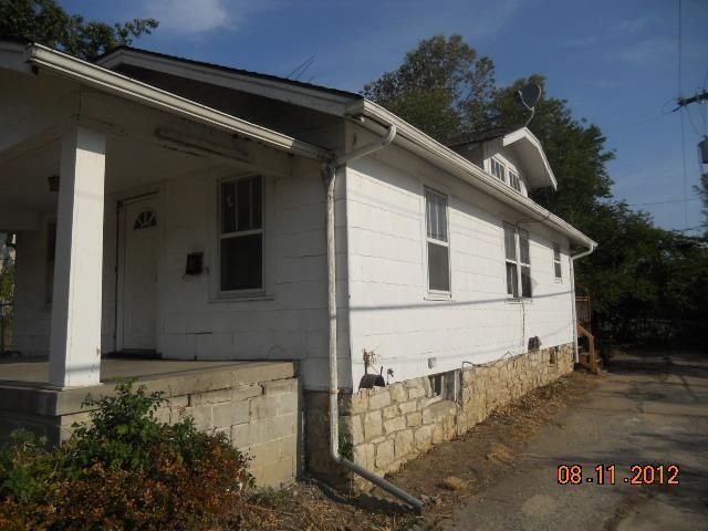 1022 E 83rd Ter, Kansas City, MO 64131