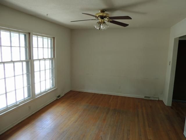 817 Houston Ln, Liberty, MO 64068