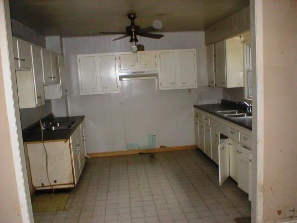 4 NE 70th Pl, Gladstone, MO 64118
