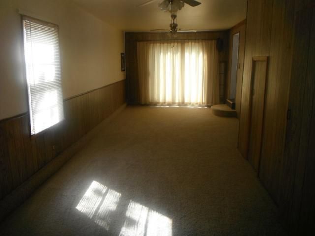 517 W 4th St, Cameron, MO 64429