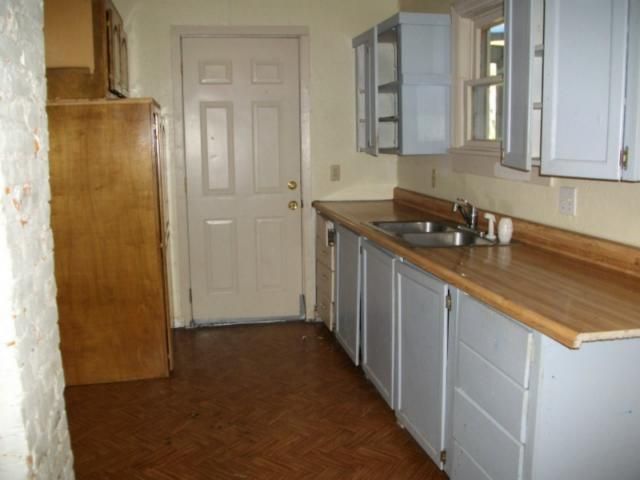8620 E 29th Ter, Kansas City, MO 64129