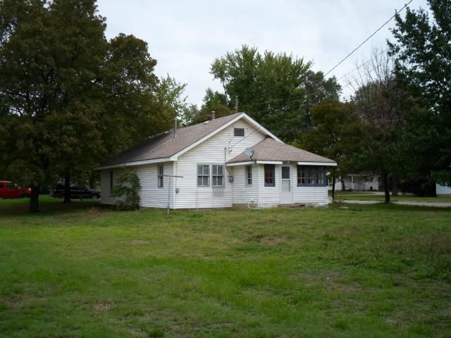 544 E 2nd St, Garnett, KS 66032