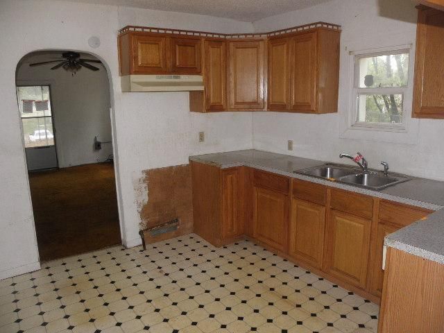 4512 E 60th St, Kansas City, MO 64130