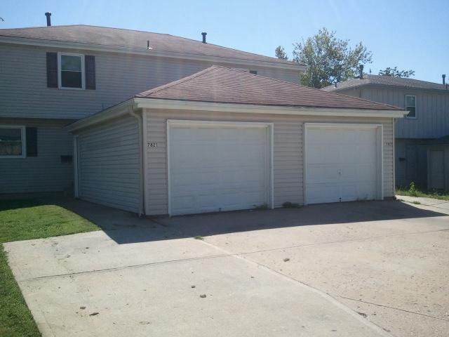 7821 W 61st Ter, Overland Park, KS 66202