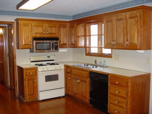 5221 NE Sawgrass Dr, Lee's Summit, MO 64064
