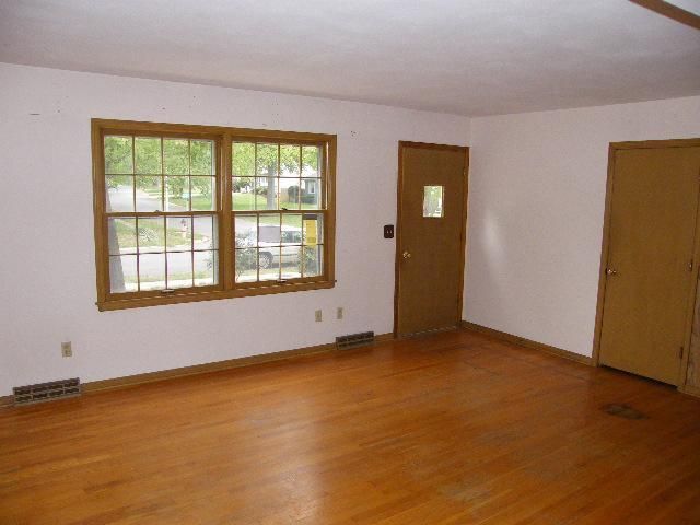 223 E 100th Ter, Kansas City, MO 64114