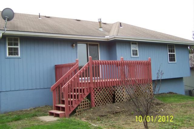 1702 W Christie Ln, Raymore, MO 64083