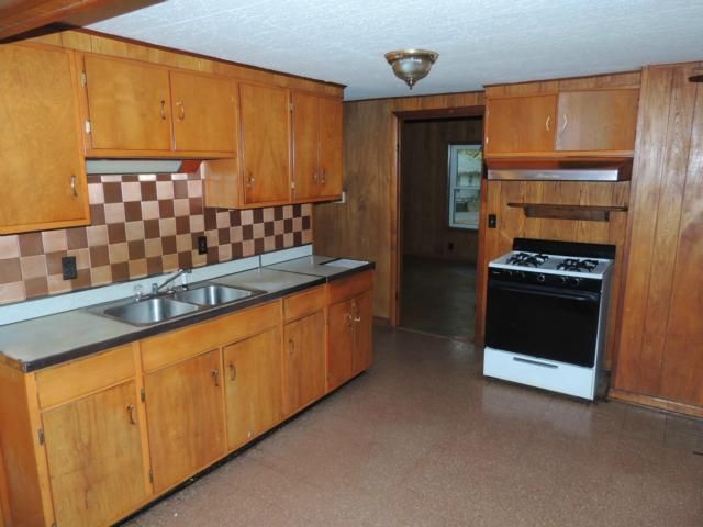 2416 S Overton Ave, Independence, MO 64052