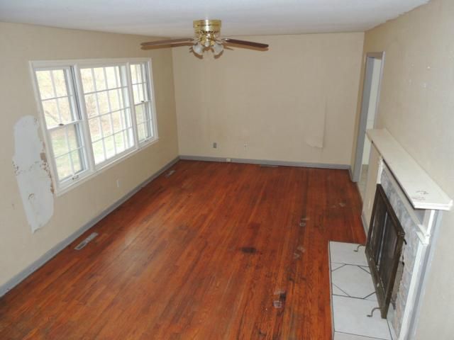 6903 E 98th Ter, Kansas City, MO 64140