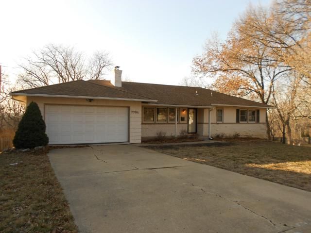 9906 Tracy Ave, Kansas City, MO 64131