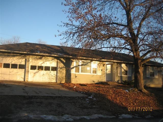 1105 Highland Dr, Harrisonville, MO 64701