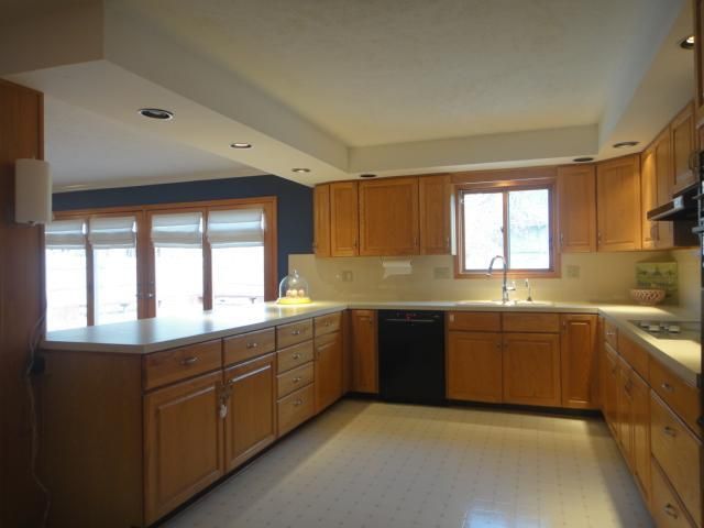 8317 Travis Ln, Overland Park, KS 66212