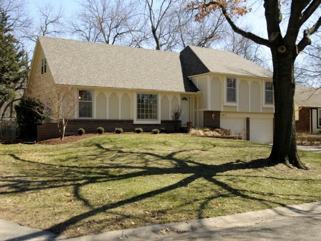 9819 Carter St, Overland Park, KS 66212