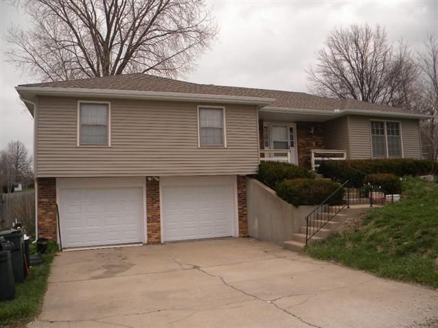 710 4 H Rd, Lansing, KS 66043