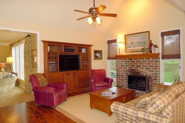 8911 W 147th Ter, Overland Park, KS 66221