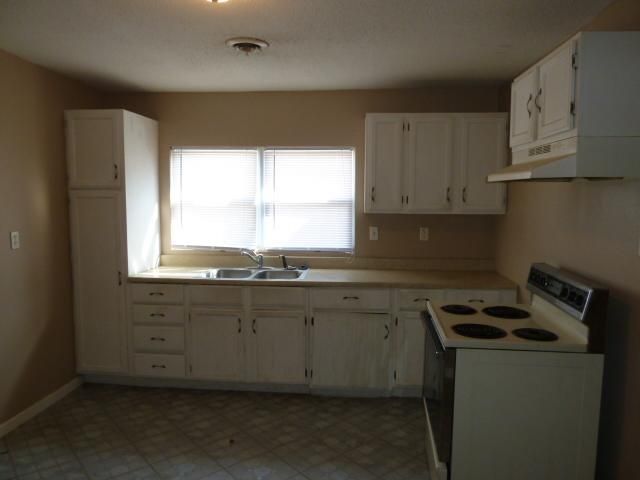 3800 E 93rd St, Kansas City, MO 64132