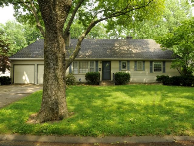 8417 Tomahawk Rd, Overland Park, KS 66207