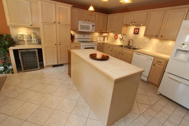 8237 Mcgee St, Kansas City, MO 64114