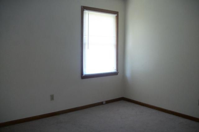1112B Prairie Ln, Oak Grove, MO 64075