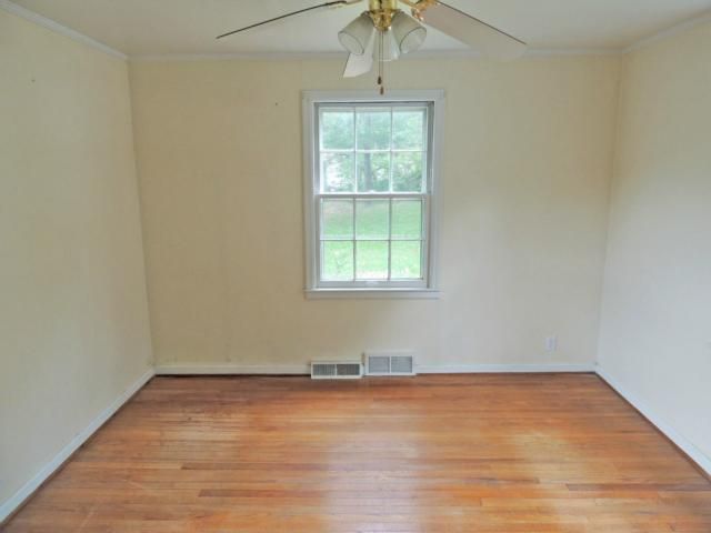 7600 E 49th St, Kansas City, MO 64129