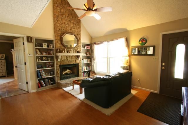 2111 Crescent Dr, Liberty, MO 64068