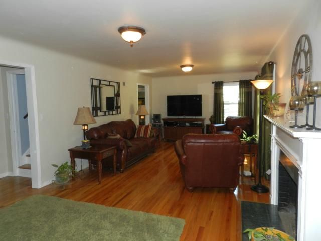 6114 Robinson St, Overland Park, KS 66202