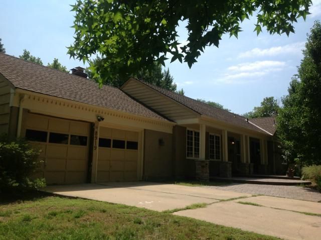 8919 Wenonga Rd, Leawood, KS 66206