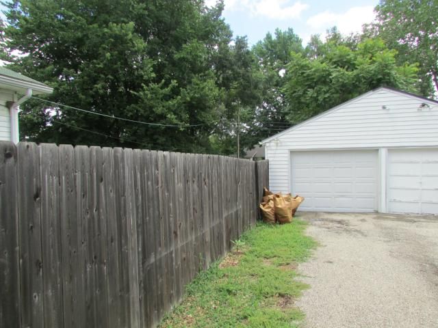 7633 Madison Ave, Kansas City, MO 64114