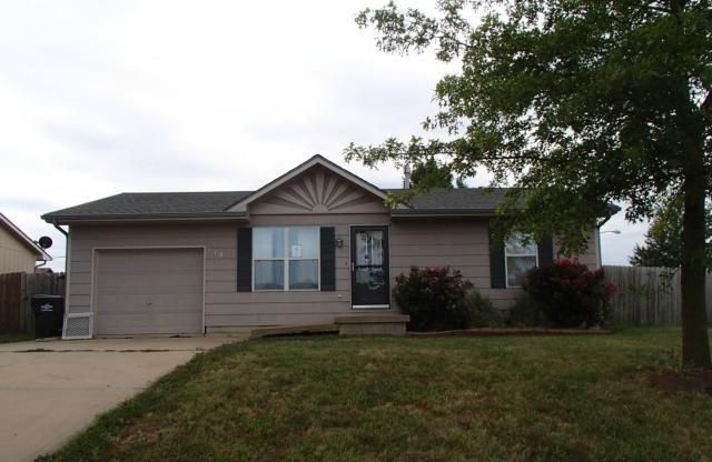 910 W 6th St, Edgerton, KS 66021