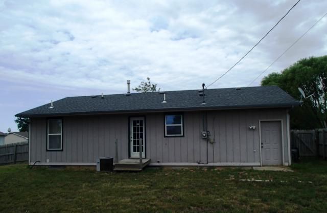 910 W 6th St, Edgerton, KS 66021