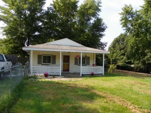 608 E Eisenhower Rd, Lansing, KS 66043