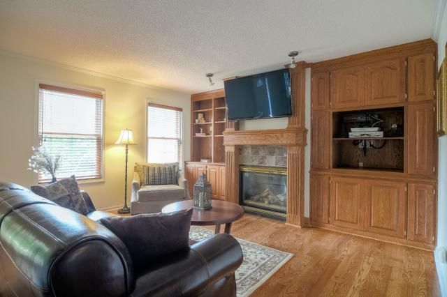 5914 Hallet Ln, Shawnee, KS 66216