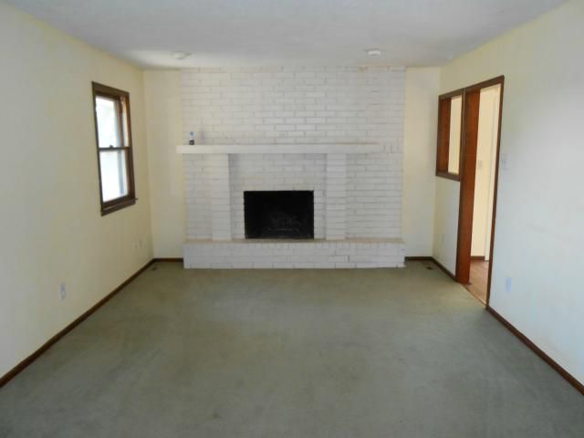 208 Oak St, Wood Heights, MO 64024