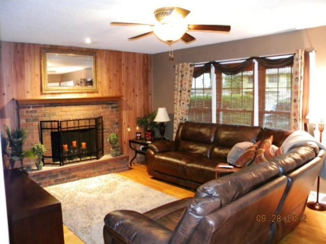 8035 Yecker Ave, Kansas City, KS 66109