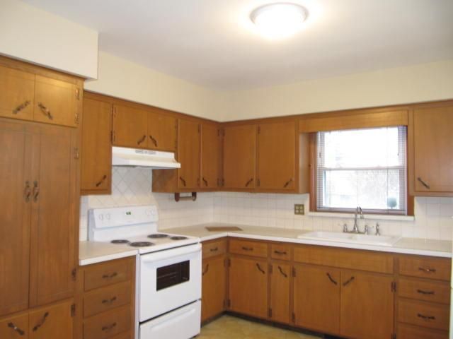 8032 E 75th St, Kansas City, MO 64133