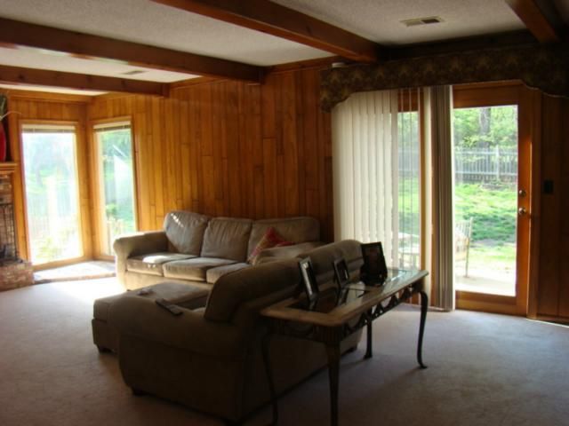 11512 Bradshaw St, Overland Park, KS 66210