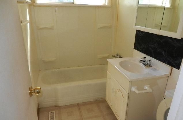 6101 E 96th St, Kansas City, MO 64134