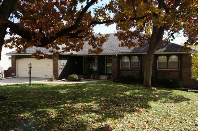 9833 Shepherds Dr, Kansas City, MO 64131