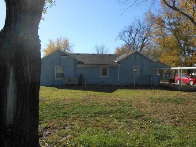 409 E 4th St, Pomona, KS 66076