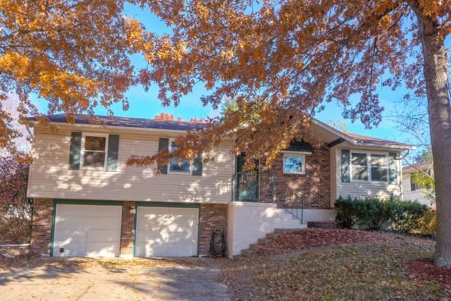 19508 Bryn Mawr Dr, Independence, MO 64057