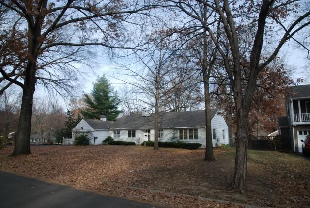 6233 Howe Dr, Fairway, KS 66205