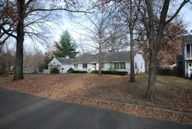 6233 Howe Dr, Fairway, KS 66205