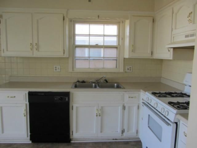 904 W Forest Dr, Olathe, KS 66061