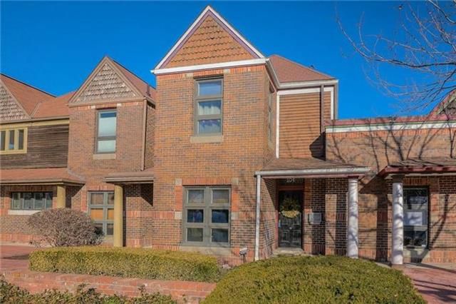 104 E 30th St, Kansas City, MO 64108