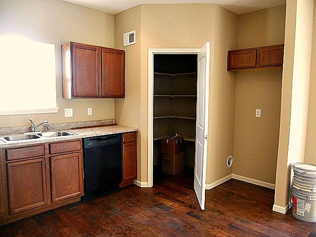 3301 NW 87th St, Kansas City, MO 64154