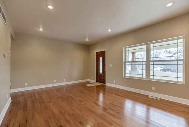3700 NW 50th St, Riverside, MO 64150