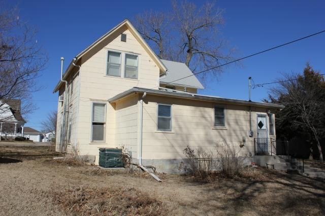120 W 6th Ave, Garnett, KS 66032