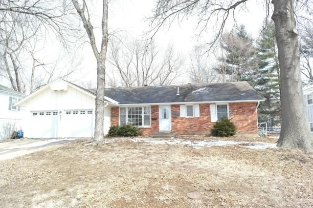 8921 Robinson Dr, Overland Park, KS 66212