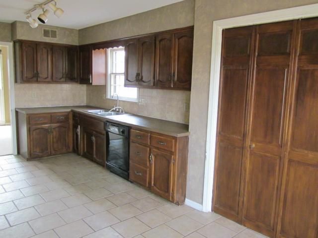 1212 Camelot Dr, Liberty, MO 64068